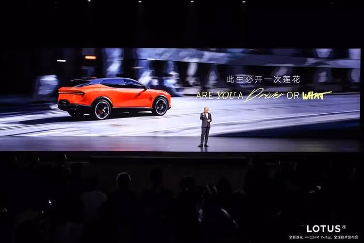 Lotus đã khá cởi mở về kế hoạch giới thiệu phiên bản hybrid cắm điện của Eletre tại Trung Quốc. Mẫu xe này cũng sẽ có một cái tên mới khá kỳ dị là Lotus For Me (dịch từ tiếng Anh là Lotus Dành Cho Tôi). Tuy nhiên khả năng cao tên gọi này sẽ không được giữ lại ở thị trường toàn cầu.