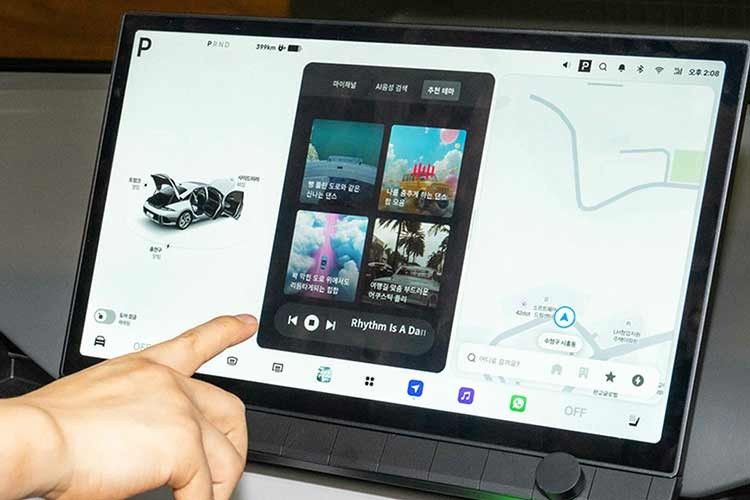 Phía sau xe được cho là sẽ thay đổi đáng kể so với thế hệ hiện tại. Những hình ảnh dựng cho thấy Tucson 2027 có thể sở hữu dải đèn hậu LED chạy ngang toàn bộ chiều rộng, kết hợp cụm đèn hậu mảnh ở trung tâm. Thông tin về nooij thất vẫn chưa được Hyundai công bố. Tuy nhiên, Tucson thế hệ mới được kỳ vọng sẽ có nội thất nâng cấp toàn diện với nhiều công nghệ hiện đại hơn.