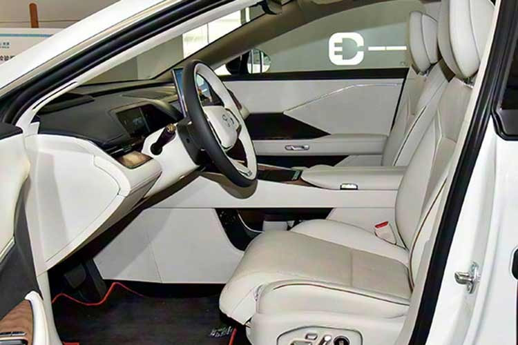 Điểm đắt giá nhất nằm ở việc tất cả các phiên bản đều được trang bị tiêu chuẩn hệ thống HarmonyOS Cockpit 5.0 của Huawei. Hệ thống này vận hành trên cấu trúc mô hình lớn MoLA, có khả năng học hỏi và ghi nhớ thói quen cá nhân để đưa ra các gợi ý dịch vụ chủ động theo ngữ cảnh thực tế. Chưa dừng lại ở đó, việc tích hợp hệ sinh thái thông minh của Xiaomi cho phép chiếc xe kết nối liền mạch với các thiết bị gia dụng và cá nhân...