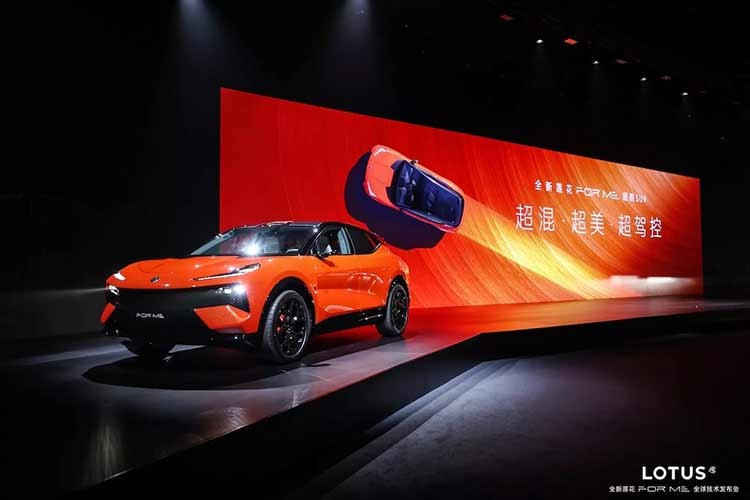 Về mặt ngoại hình, mẫu xe SUV mới nhà Lotus hầu như không có gì khác biệt giữa For Me mới và Eletre thông thường. Ngoại trừ logo mới, ống xả chức năng và một vài khe thông gió bổ sung ở phía trước, thiết kế về cơ bản vẫn không thay đổi.