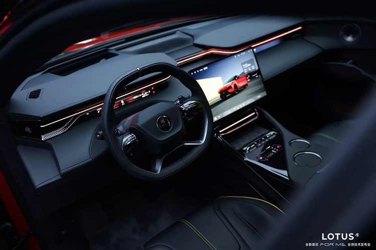 Từ vạch xuất phát, chiếc For Me đạt tốc độ 100km/h chỉ trong 3,3 giây. Xe tiếp tục tăng tốc lên 200km/h trong 10,5 giây và hoàn thành quãng đường 400m trong 11,16 giây. Điều đáng ngạc nhiên hơn cả là phạm vi hoạt động mà Lotus công bố. Lotus cho biết chiếc SUV này có thể di chuyển 418km chỉ bằng điện và hơn 1.400km) khi hệ thống hybrid hoạt động.