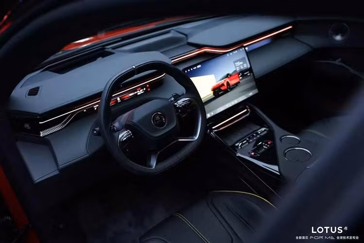 Từ vạch xuất phát, chiếc For Me đạt tốc độ 100km/h chỉ trong 3,3 giây. Xe tiếp tục tăng tốc lên 200km/h trong 10,5 giây và hoàn thành quãng đường 400m trong 11,16 giây. Điều đáng ngạc nhiên hơn cả là phạm vi hoạt động mà Lotus công bố. Lotus cho biết chiếc SUV này có thể di chuyển 418km chỉ bằng điện và hơn 1.400km) khi hệ thống hybrid hoạt động.