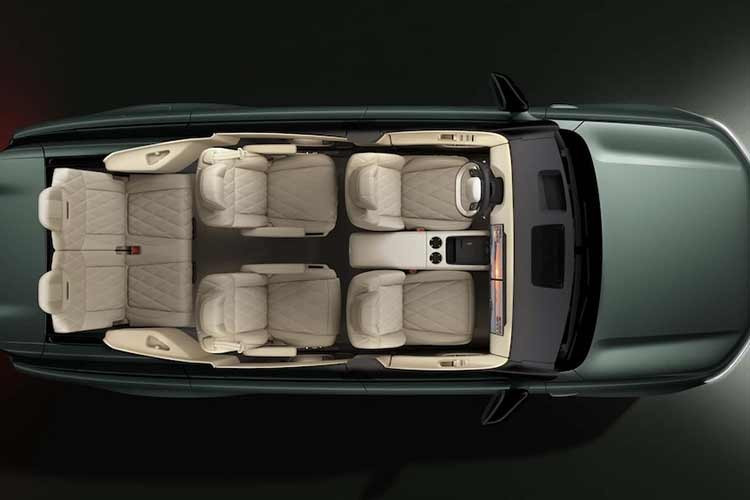 ID. Era 9X được trang bị động cơ tăng áp 1.5L có công suất 141 mã lực đóng vai trò làm máy phát điện. Ở phiên bản tiêu chuẩn, xe trang bị thêm mô-tơ điện cầu sau công suất 295 mã lực, đi kèm hai tùy chọn pin 51,1 kWh hoặc 65,2 kWh, cho phép di chuyển thuần điện từ 267 đến 340 km theo tiêu chuẩn CLTC. Dù sở hữu trọng lượng không tải lên tới hơn 2,6 tấn, xe vẫn đảm bảo sự thanh thoát và ổn định nhờ cấu trúc khung gầm tối ưu.