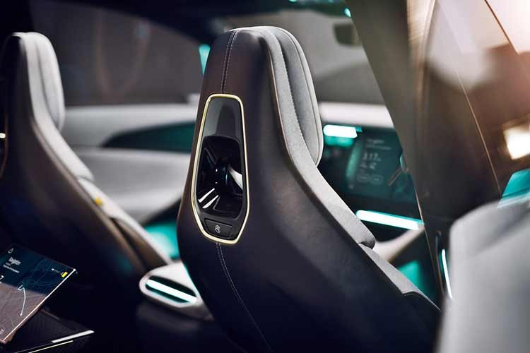 Mức tiêu thụ nhiên liệu theo tiêu chuẩn WLTP chỉ là 0,07l/100km trong điều kiện thử nghiệm lý tưởng, con số này rất ấn tượng trên lý thuyết và chắc chắn khó có thể đạt được ngoài điều kiện thực tế thay vì trong phòng thí nghiệm. Bộ pin hỗ trợ tốc độ sạc 6C, có nghĩa là nó có thể sạc từ 30-80% chỉ trong 8 phút.