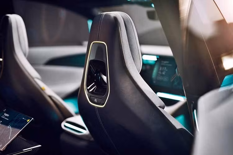 Mức tiêu thụ nhiên liệu theo tiêu chuẩn WLTP chỉ là 0,07l/100km trong điều kiện thử nghiệm lý tưởng, con số này rất ấn tượng trên lý thuyết và chắc chắn khó có thể đạt được ngoài điều kiện thực tế thay vì trong phòng thí nghiệm. Bộ pin hỗ trợ tốc độ sạc 6C, có nghĩa là nó có thể sạc từ 30-80% chỉ trong 8 phút.