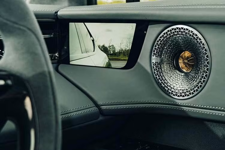 Bên dưới lớp vỏ , hệ thống thanh ổn định chống nghiêng chủ động 48V tương tự như trên Eletre vẫn được giữ nguyên, cũng như hệ thống treo khí nén hai khoang tiên tiến và bộ giảm chấn thích ứng hai van. Mặc dù được trang bị hệ thống hybrid cắm điện mới, trọng lượng của For Me vẫn xấp xỉ Eletre, dao động từ 2.575kg đến 2.626kg, tùy thuộc vào cấu hình.