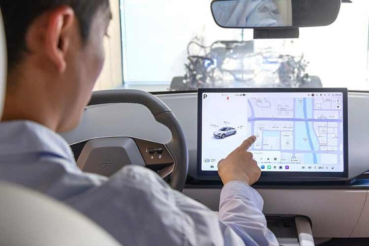 Mẫu SUV này có thể trở thành một trong những sản phẩm đầu tiên của Hyundai trang bị hệ thống thông tin giải trí Pleos mới, sử dụng màn hình cảm ứng trung tâm cỡ lớn theo phong cách Tesla. Dù vậy, các hình ảnh thử nghiệm cho thấy hãng vẫn giữ lại một số nút bấm vật lý và núm xoay cho các chức năng quan trọng nhằm tăng tính tiện dụng.