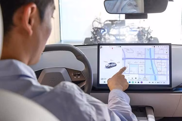 Mẫu SUV này có thể trở thành một trong những sản phẩm đầu tiên của Hyundai trang bị hệ thống thông tin giải trí Pleos mới, sử dụng màn hình cảm ứng trung tâm cỡ lớn theo phong cách Tesla. Dù vậy, các hình ảnh thử nghiệm cho thấy hãng vẫn giữ lại một số nút bấm vật lý và núm xoay cho các chức năng quan trọng nhằm tăng tính tiện dụng.