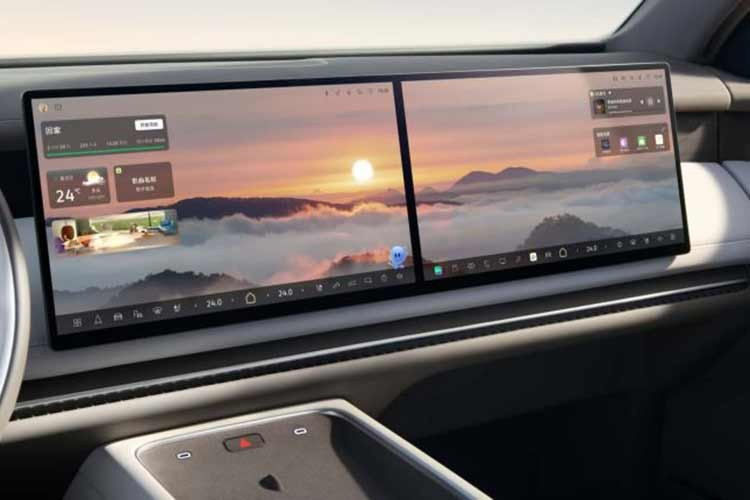 Đó chưa phải là tất cả. Có một màn hình 21,4 inch có thể gập xuống từ trần xe để giải trí cho hành khách phía sau. Hành khách ngồi ở hàng ghế thứ hai kiểu ghế cơ trưởng cũng được trang bị máy chiếu ở cửa để hiển thị nhiều nội dung đa phương tiện khác nhau. Bảng đồng hồ kỹ thuật số đã được thay thế bằng màn hình hiển thị trên kính chắn gió.