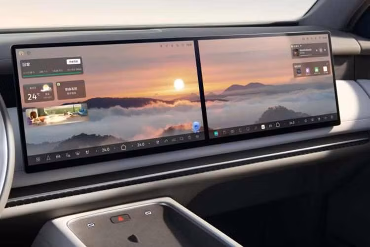 Đó chưa phải là tất cả. Có một màn hình 21,4 inch có thể gập xuống từ trần xe để giải trí cho hành khách phía sau. Hành khách ngồi ở hàng ghế thứ hai kiểu ghế cơ trưởng cũng được trang bị máy chiếu ở cửa để hiển thị nhiều nội dung đa phương tiện khác nhau. Bảng đồng hồ kỹ thuật số đã được thay thế bằng màn hình hiển thị trên kính chắn gió.