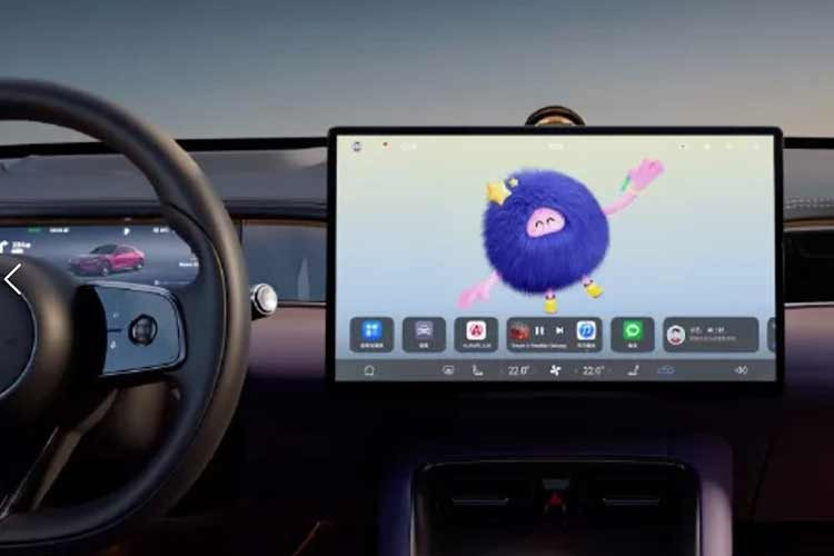 Về nội thất, hiện chỉ có một số hình ảnh được công bố. Khoang lái sử dụng bảng đồng hồ kỹ thuật số mỏng, màn hình giải trí trung tâm kích thước lớn cùng một màn hình riêng dành cho hành khách phía trước – bố cục đang trở nên phổ biến trên nhiều mẫu xe điện Trung Quốc. Xe còn được trang bị hai đế sạc điện thoại không dây và vô-lăng đáy phẳng phong cách thể thao.