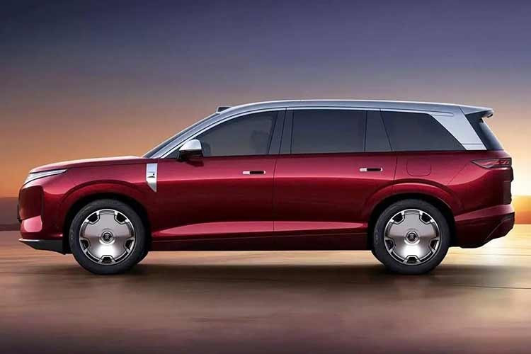 Ngoài ra, xe còn sử dụng hệ thống treo DiSus-A với lò xo khí nén hai buồng. Một điểm đáng chú ý khác của khung gầm là hệ thống đánh lái bánh sau, cho bán kính quay vòng chỉ 5,2 m như xe cỡ nhỏ. Cuối cùng là hệ thống hỗ trợ lái DiPilot 300 hay “God’s Eye B”, hỗ trợ chức năng lái bán tự động dựa trên hệ thống định vị (NOA) trên cả đường đô thị lẫn cao tốc.