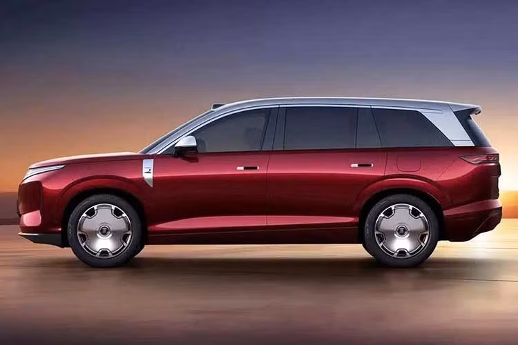 Ngoài ra, xe còn sử dụng hệ thống treo DiSus-A với lò xo khí nén hai buồng. Một điểm đáng chú ý khác của khung gầm là hệ thống đánh lái bánh sau, cho bán kính quay vòng chỉ 5,2 m như xe cỡ nhỏ. Cuối cùng là hệ thống hỗ trợ lái DiPilot 300 hay “God’s Eye B”, hỗ trợ chức năng lái bán tự động dựa trên hệ thống định vị (NOA) trên cả đường đô thị lẫn cao tốc.