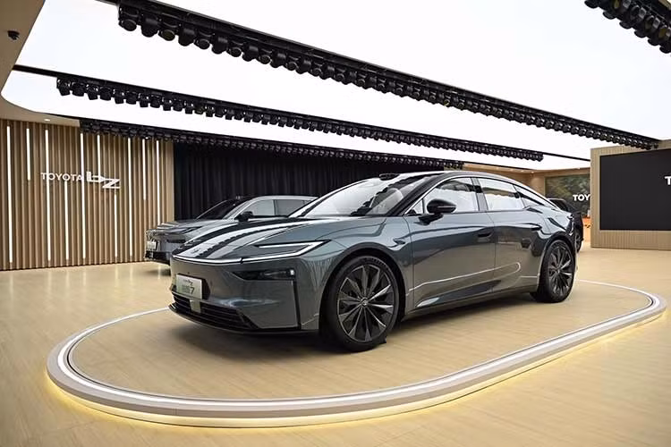 GAC Toyota tại Trung Quốc vừa chính thức khởi động chương trình đặt hàng trước cho mẫu sedan thuần điện bZ7 2026 mới, đánh dấu bước tiến quan trọng của thương hiệu trong phân khúc xe điện hạng sang. Nhìn tổng thể, bZ7 là sự hòa quyện giữa nét tinh tế đặc trưng của dòng xe điện Toyota và phong cách hiện đại, phá cách.