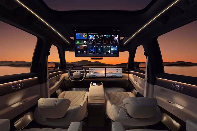 Volkswagen đã trang bị rất nhiều đèn chiếu sáng nội thất khắp cabin, trải dài 12,8 mét và kéo dài lên trần xe, bao quanh cửa sổ trời toàn cảnh. Nội thất có sàn hoàn toàn phẳng vì đây là một chiếc xe điện. Không chỉ là xe điện thông thường, mà là chiếc xe điện đầu tiên của hãng được trang bị động cơ xăng mở rộng phạm vi hoạt động.