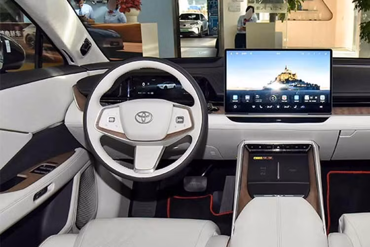 Bước vào khoang lái, người dùng sẽ ngay lập tức cảm nhận được sự hiện diện của công nghệ thông minh. Toyota bZ7 lược bỏ sự rườm rà để tập trung vào bảng đồng hồ LCD tinh gọn và màn hình trung tâm 15,6 inch độ phân giải 2K sắc nét.