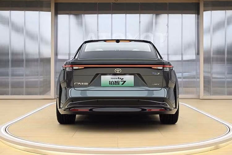 Thân xe sở hữu kiểu dáng coupe mượt mà với phần mui vuốt dốc mềm mại về phía sau, tạo nên một hình thể khí động học hoàn hảo. Với kích thước chiều dài đạt 5.130 mm và chiều dài cơ sở lên tới 3.020 mm, bZ7 không chỉ trông bề thế với bộ mâm đa chấu 20 inch mà còn hứa hẹn một không gian nội thất cực kỳ rộng rãi.