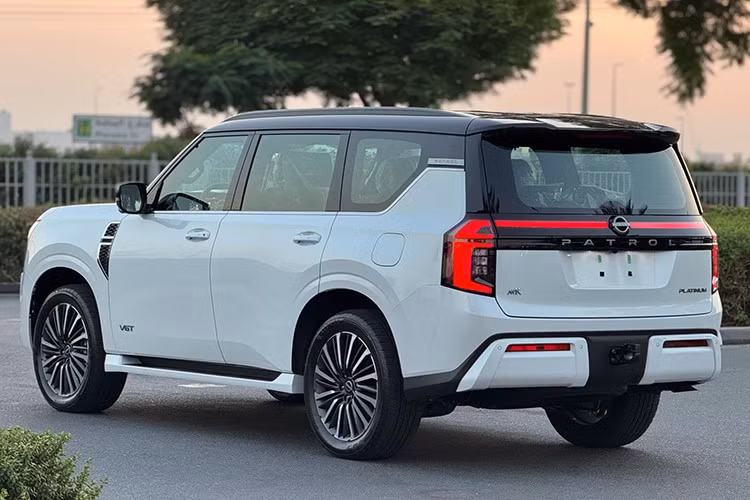 Xe sử dụng hộp số tự động 9 cấp thay cho loại 7 cấp trước đây. Hệ thống treo khí nén E-Damper cho phép thích ứng linh hoạt với các điều kiện vận hành khác nhau. Về an toàn, Patrol LE Titanium+ được trang bị loạt tính năng cao cấp như 7 túi khí, cảnh báo điểm mù, hệ thống ADAS...