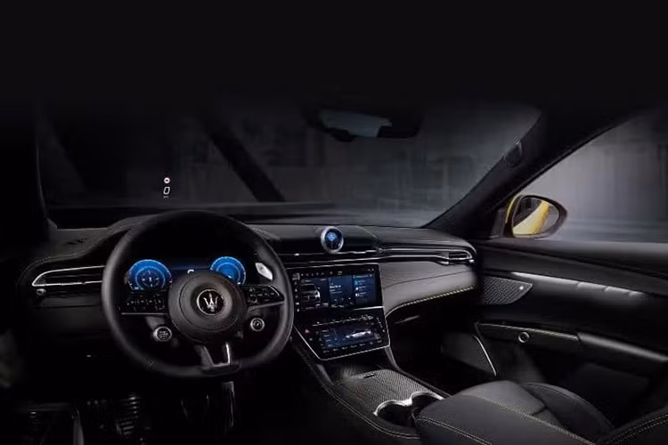 Khoang nội thất mang đậm dấu ấn hiện đại, sang trọng và công nghệ, khác biệt so với lối thiết kế cơ khí truyền thống trên các dòng xe như Ghibli hay Quattroporte. Mọi bố trí trên bản Folgore đều tương tự bản xăng, với phong cách Ý đậm nét và ngập tràn tiện nghi.