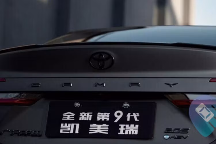 Kích thước của Toyota Camry 2026 cũng không có gì thay đổi. Xe sở hữu chiều dài x rộng x cao lần lượt là 4.915 x 1.840 x 1.450 mm và chiều dài cơ sở 2.825 mm. Kích thước này mang đến không gian nội thất rộng rãi cho xe.