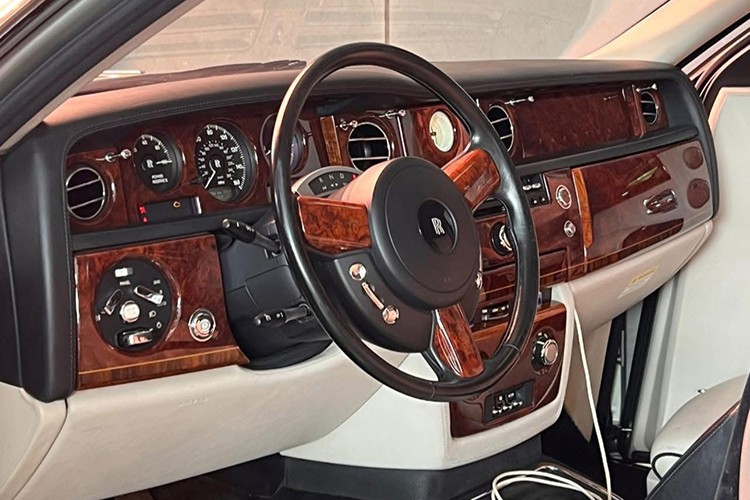 Dù đã qua gần hai thập kỷ, chiếc Rolls-Royce Phantom 2007 vẫn sở hữu hệ thống vận hành ấn tượng. Xe được trang bị động cơ V12 dung tích 6.75L, cho công suất cực đại 453 mã lực tại 5.350 vòng/phút và mô-men xoắn tối đa 720 Nm tại 3.500 vòng/phút.