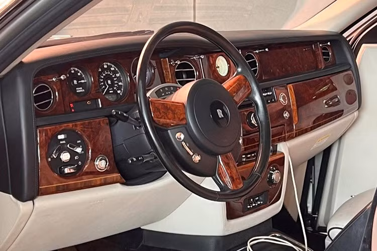 Dù đã qua gần hai thập kỷ, chiếc Rolls-Royce Phantom 2007 vẫn sở hữu hệ thống vận hành ấn tượng. Xe được trang bị động cơ V12 dung tích 6.75L, cho công suất cực đại 453 mã lực tại 5.350 vòng/phút và mô-men xoắn tối đa 720 Nm tại 3.500 vòng/phút.