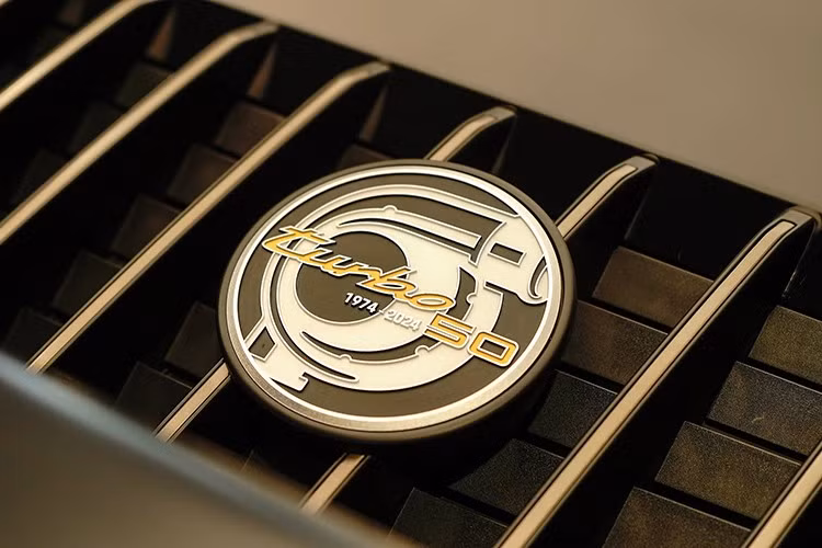 Các chi tiết được lấy cảm hứng từ chiếc concept RSR Turbo 1974 - nguyên mẫu đầu tiên dẫn lối cho dòng Turbo thương mại. Ngoài ra, số 63 được dán bên thân xe theo yêu cầu cá nhân hóa, tượng trưng cho năm 1963, đây là thời điểm Porsche 911 chính thức ra đời.