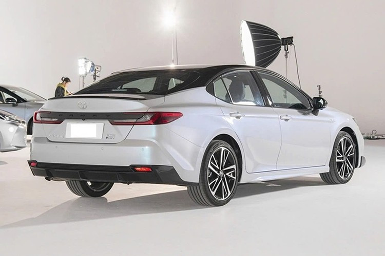 Thứ hai là hệ truyền động hybrid với máy xăng 2.0L, tạo ra tổng công suất 145 kW, hộp số E-CVT. Mức tiêu thụ nhiên liệu thấp nhất của động cơ này là 4,2 lít/100 km. Cuối cùng là hệ truyền động hybrid với máy xăng 2.5L, sản sinh tổng công suất 169 kW, và hộp số E-CVT.