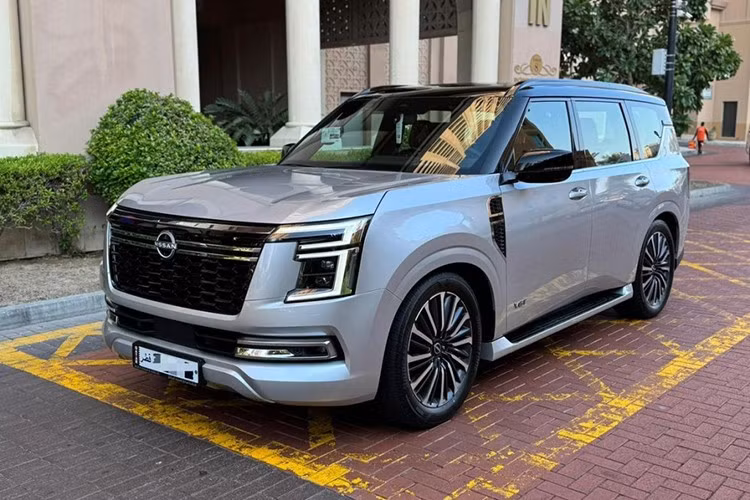 Tuy nhiên, chiếc Nissan Patrol 2025 này chỉ dừng lại ở việc trưng bày, chưa có kế hoạch phân phối chính thức tại Indonesia. Trong khi đó, tại Việt Nam, mẫu xe này từng được một số đại lý nhận đặt cọc từ đầu năm và hứa hẹn ra mắt vào tháng 4/2025, nhưng đến nay vẫn chưa xuất hiện.