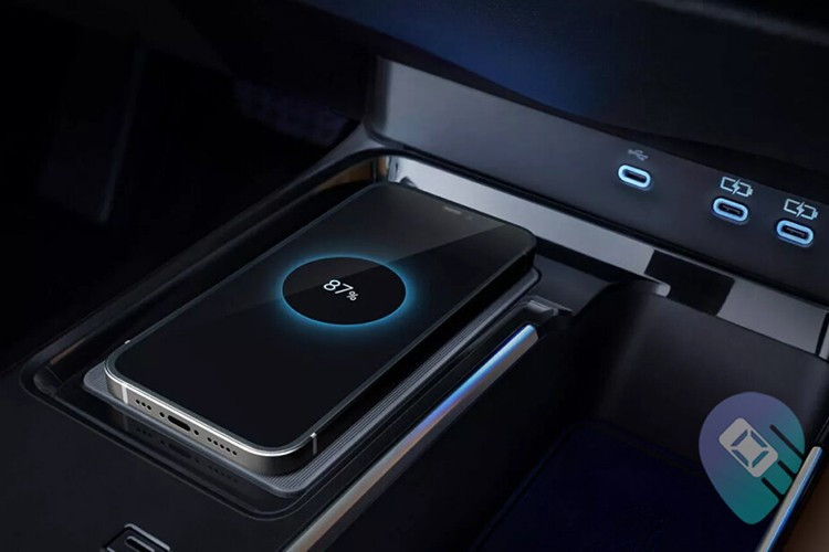 Tính năng nhận diện giọng nói hai vùng có thể dùng để chỉnh điều hòa, kính cửa sổ, hệ thống định vị,... Ngoài ra, người dùng có thể mở khóa cửa, bật điều hòa, định vị xe, đặt lịch bảo dưỡng,... từ xa qua ứng dụng trên điện thoại.