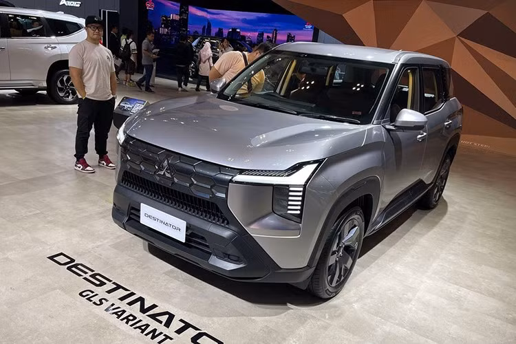 Về ngoại hình, Destinator mang ngôn ngữ thiết kế Dynamic Shield đặc trưng của hãng, nhưng được cách tân với tạo hình góc cạnh và khỏe khoắn hơn. Cụm đèn chiếu sáng LED được đặt cao, kết hợp cùng lưới tản nhiệt tổ ong ba tầng phủ lớp acrylic trong suốt, giúp gia tăng chiều sâu thị giác.﻿