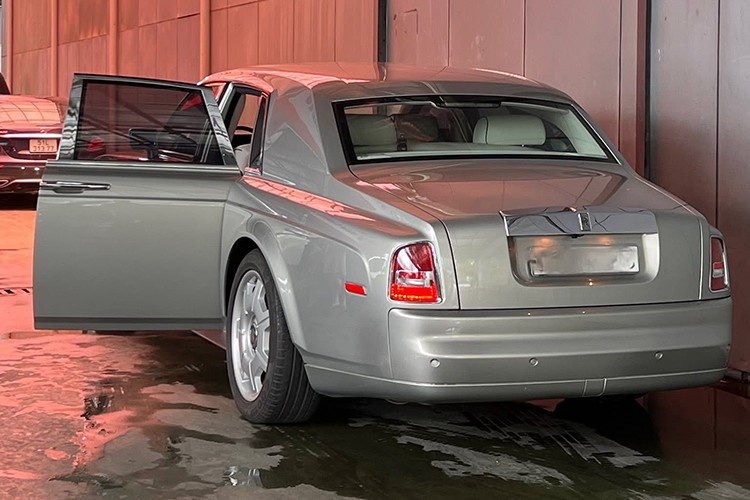 Điểm đặc biệt khiến chiếc Phantom này gây chú ý là đồng hồ công tơ mét mới chỉ dừng ở mức hơn 3 vạn km. So với tuổi đời gần 20 năm, mức sử dụng này được đánh giá là cực kỳ thấp, cho thấy xe phần lớn thời gian được bảo quản trong garage thay vì di chuyển thường xuyên.