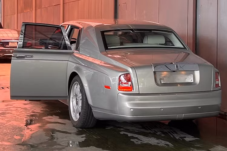 Điểm đặc biệt khiến chiếc Phantom này gây chú ý là đồng hồ công tơ mét mới chỉ dừng ở mức hơn 3 vạn km. So với tuổi đời gần 20 năm, mức sử dụng này được đánh giá là cực kỳ thấp, cho thấy xe phần lớn thời gian được bảo quản trong garage thay vì di chuyển thường xuyên.