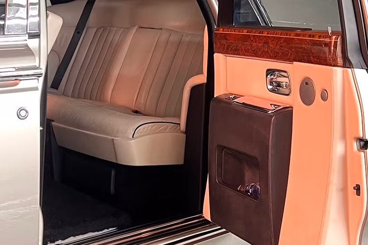 Chiếc xe siêu sang Rolls-Royce Phantom đời 2007 này hiện đang được chào bán trên sàn xe cũ Việt Nam với mức giá hơn 7 tỷ đồng – con số không nhỏ cho một chiếc xe đã 18 năm tuổi.