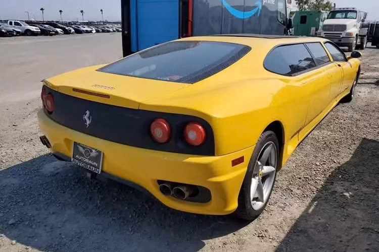 Đó có lẽ là lý do tại sao chiếc Ferrari 360 Modena với số km tương đối thấp này đang nằm trong bãi phế liệu chờ người mua. Thực tế, rất có thể chúng ta đã từng thấy chính chiếc xe này không bán được trong các cuộc đấu giá trước đây.
