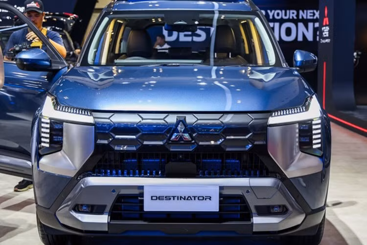 Về trang bị an toàn, Mitsubishi Destinator sở hữu gói hỗ trợ lái tiên tiến (ADAS), bao gồm các công nghệ an toàn chủ động như cảnh báo va chạm, hỗ trợ giữ làn đường, phanh khẩn cấp tự động, kiểm soát hành trình thông minh... Tất cả nhằm tối ưu hóa sự an tâm cho người cầm lái, đặc biệt là trong môi trường giao thông đông đúc hoặc hành trình dài.