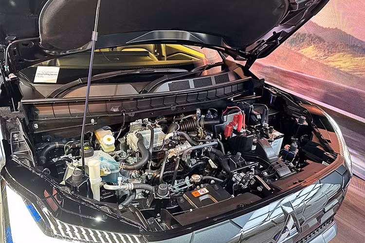 Cung cấp sức mạnh cho Mitsubishi Destinator là khối động cơ xăng MIVEC Turbo 1.5L, cho công suất 161 mã lực và mô-men xoắn cực đại 250Nm. Động cơ này kết hợp cùng hộp số vô cấp CVT dẫn động cầu trước, ứng dụng chu trình Atkinson và công nghệ làm mát khí nạp để cải thiện hiệu suất và tối ưu mức tiêu hao nhiên liệu.