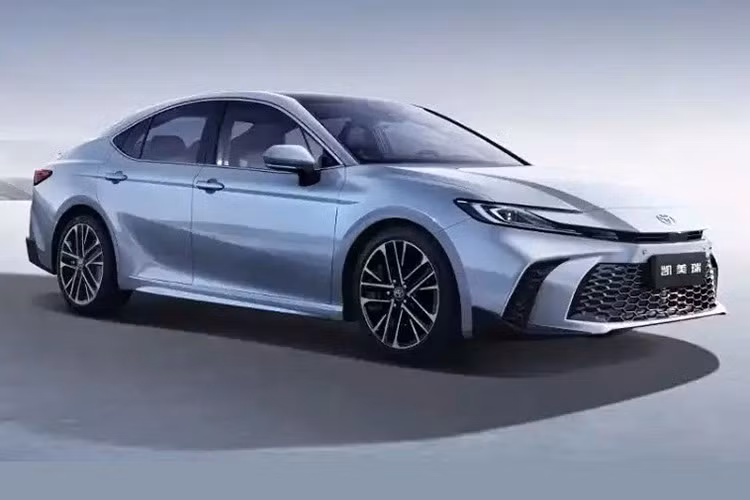 Toyota Camry 2026 bản nâng cấp mới đã chính thức ra mắt tại thị trường Trung Quốc với tổng cộng 15 phiên bản và giá bán dao động từ 171.800 - 259.800 Nhân dân tệ (khoảng 601 - 909 triệu đồng).