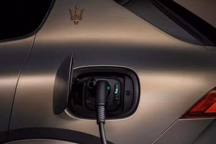 Xe sử dụng pin lithium-ion dung lượng 105 kWh, cho quãng đường di chuyển khoảng 501 km sau một lần sạc đầy. Với bộ sạc nhanh DC 150 kW, Grecale Folgore có thể nạp từ 0-80% pin trong khoảng 30 phút.