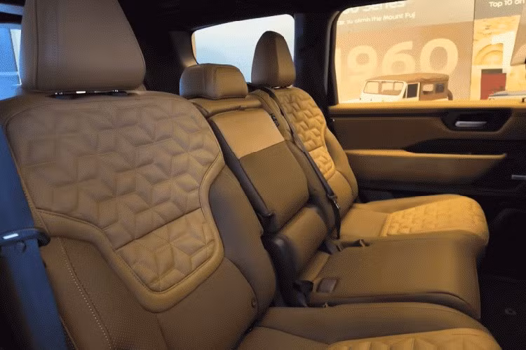 Bệ trung tâm lớn tích hợp sạc không dây, hộc đựng đồ rộng rãi. Ghế trước chỉnh điện đa hướng, tích hợp sưởi và làm mát. Cụm điều khiển số và các chế độ lái sử dụng nút bấm thay vì cần gạt truyền thống, mang lại sự tối giản và hiện đại.