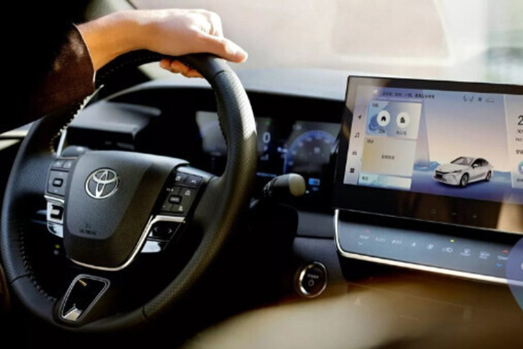 Điểm nhấn tiếp theo của Toyota Camry 2026 chính là hệ thống hỗ trợ lái TSS 3.0 PRO hỗ trợ camera toàn cảnh PVM chất lượng cao và chế độ "gầm xe trong suốt", tự động kích hoạt khi vào đường hẹp. Tính năng hỗ trợ phanh khi đỗ được nâng cấp, có thể theo dõi vật thể/xe/người đi bộ trong vùng mù theo thời gian thực và tự động phanh khi gặp nguy hiểm.