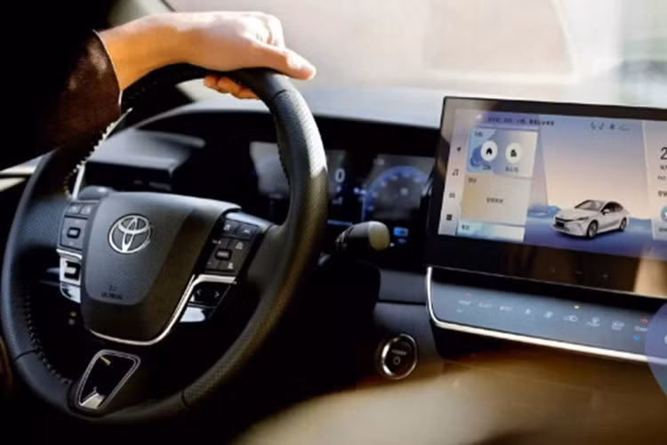 Điểm nhấn tiếp theo của Toyota Camry 2026 chính là hệ thống hỗ trợ lái TSS 3.0 PRO hỗ trợ camera toàn cảnh PVM chất lượng cao và chế độ "gầm xe trong suốt", tự động kích hoạt khi vào đường hẹp. Tính năng hỗ trợ phanh khi đỗ được nâng cấp, có thể theo dõi vật thể/xe/người đi bộ trong vùng mù theo thời gian thực và tự động phanh khi gặp nguy hiểm.