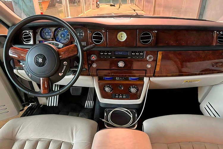 Theo chia sẻ từ người bán, chiếc xe từng thuộc sở hữu của một doanh nhân thành đạt. Khi mới về Việt Nam, giá xe Rolls-Royce Phantom thế hệ thứ 7 không dưới 19 tỷ đồng chưa kể các chi phí liên quan đến biển số đẹp có thể đẩy giá trị xe lên cao hơn nữa.