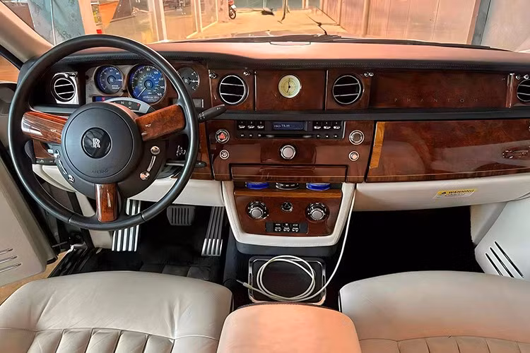 Theo chia sẻ từ người bán, chiếc xe từng thuộc sở hữu của một doanh nhân thành đạt. Khi mới về Việt Nam, giá xe Rolls-Royce Phantom thế hệ thứ 7 không dưới 19 tỷ đồng chưa kể các chi phí liên quan đến biển số đẹp có thể đẩy giá trị xe lên cao hơn nữa.