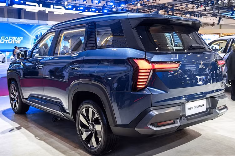 Trước đó, ông Ito Masahiro - Giám đốc phát triển sản phẩm, bộ phận chiến lược sản phẩm Mitsubishi Motors toàn cầu từng chia sẻ, Mitsubishi Destinator được hãng đặt mục tiêu doanh số 50.000 chiếc trên toàn cầu. Trong đó, riêng tại Indonesia, hãng xe Nhật kỳ vọng sẽ tiêu thụ được 10.000 xe từ nay đến hết tháng 3/2026.