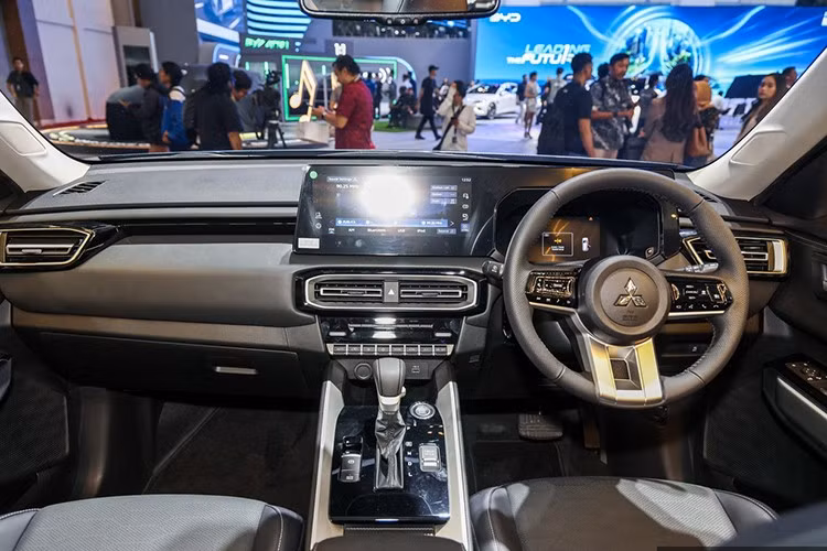 Mẫu CUV này có kích thước tổng thể dài x rộng x cao lần lượt là 4.680 x 1.840 x 1.780 mm, chiều dài cơ sở đạt 2.815 mm. Góc tiếp cận 21°, góc vượt đỉnh dốc 20,8° và góc thoát 25,5° cho thấy khả năng vận hành địa hình không thua kém các mẫu SUV truyền thống.