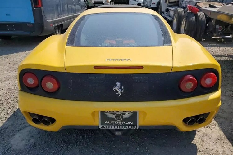 Với kích thước kéo dài gấp 2,5 lần xe tiêu chuẩn, nó sẽ phục vụ cho các buổi tiệc, trưng bày xe thay vì được nhìn thấy trên cao tốc với tốc độ chóng mặt. Chưa rõ con quái thú này nặng bao nhiêu, nhưng chắc chắn sẽ nặng hơn xe nguyên bản khá nhiều.