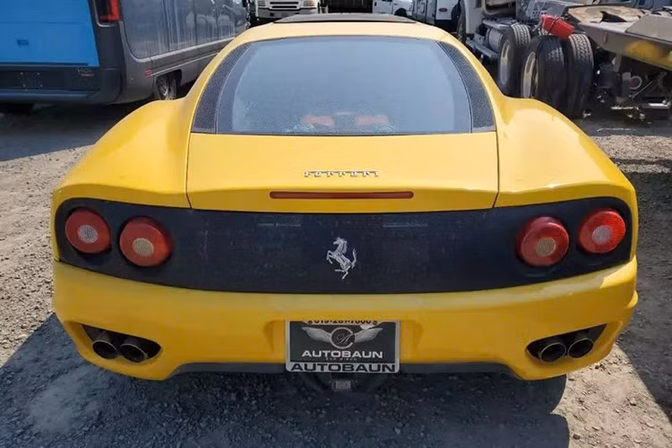 Với kích thước kéo dài gấp 2,5 lần xe tiêu chuẩn, nó sẽ phục vụ cho các buổi tiệc, trưng bày xe thay vì được nhìn thấy trên cao tốc với tốc độ chóng mặt. Chưa rõ con quái thú này nặng bao nhiêu, nhưng chắc chắn sẽ nặng hơn xe nguyên bản khá nhiều.