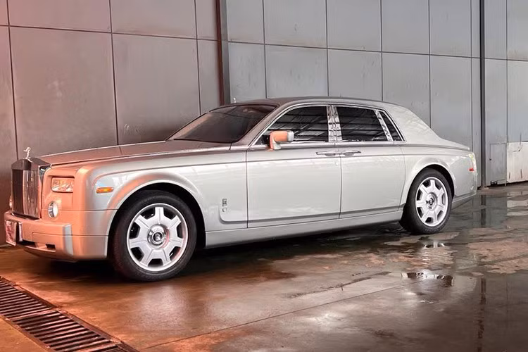 Mới đây, một chiếc Rolls-Royce Phantom – thuộc thế hệ thứ 7 của dòng xe này đã được rao bán tại Việt Nam. Chiếc xe sở hữu ngoại thất màu bạc thanh lịch kết hợp với khoang nội thất bọc da trắng cùng nhiều chi tiết ốp gỗ cao cấp. Thiết kế tổng thể vẫn toát lên vẻ quý phái, sang trọng dù đã 18 năm tuổi.