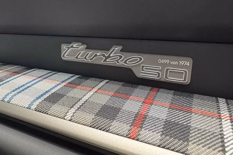Những họa tiết trên chiếc xe thể thao đặc biệt này còn được tái hiện trên bảng táp-lô và ốp cửa, phối cùng viền nội thất màu Turbonite - hợp kim pha giữa xám ánh kim và vàng đồng, độc quyền cho dòng Turbo.